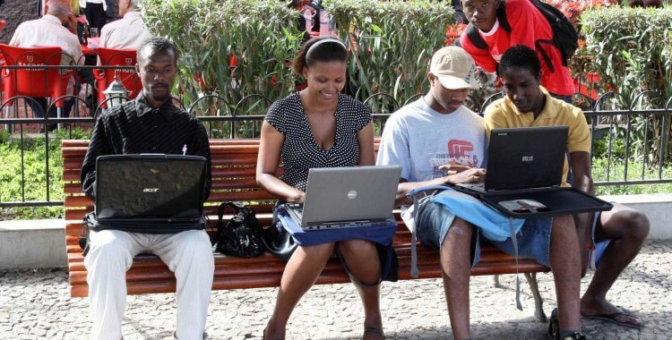 People in Africa surfing web